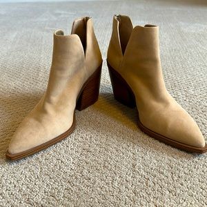 Like New! Vince Camuto Gigietta Suede Bootie, Size 10